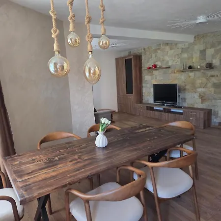 Stylish 2br Retreat 5m Walk To Sea Garden & شقة