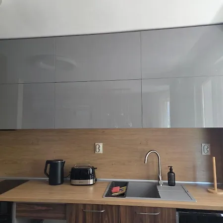 Stylish 2br Retreat 5m Walk To Sea Garden & شقة